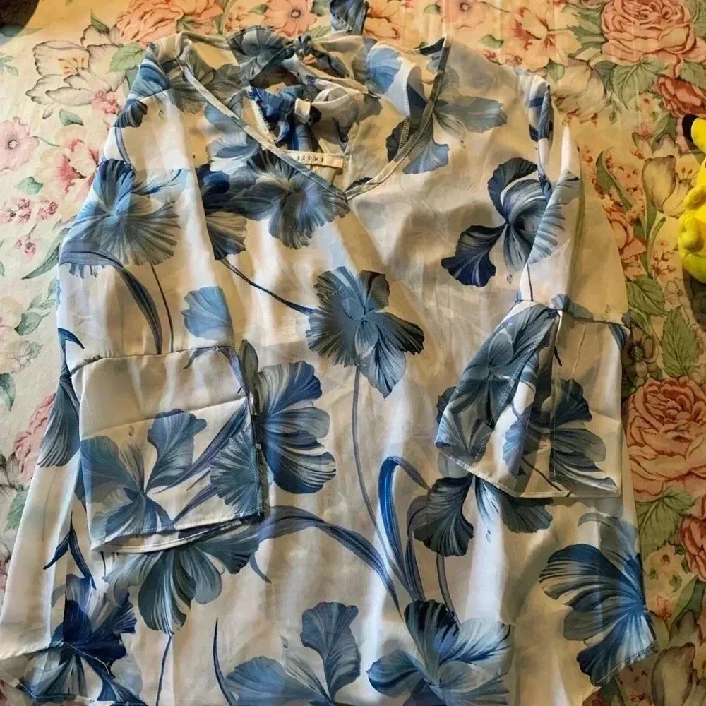Sioni Women’s Button Down Blouse Size Medium